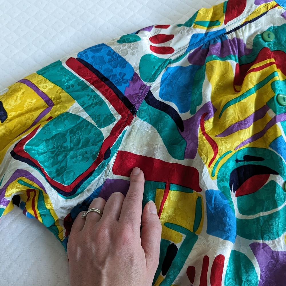 Argenti Vintage Bold Colorful Print Cropped Double Breasted Silk Blouse, size 6 - Picture 12 of 13